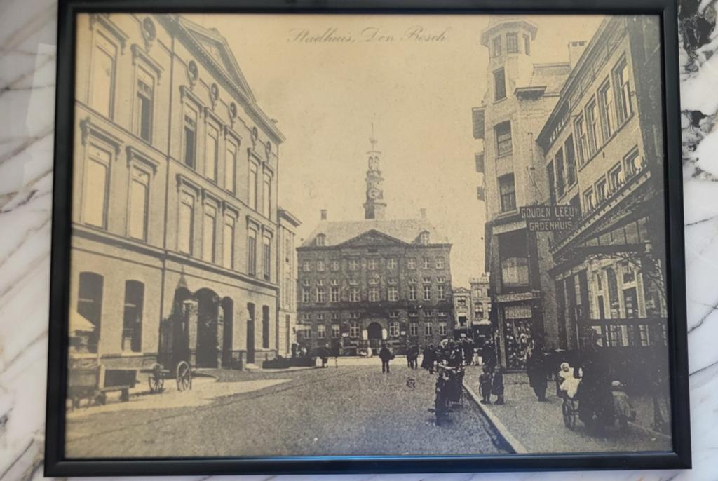 Stadhuis 's-Hertogenbosch  (in lijst) – Nostalgisch Den Bosc, Antiek en Kunst, Kunst | Tekeningen en Foto's, Ophalen of Verzenden