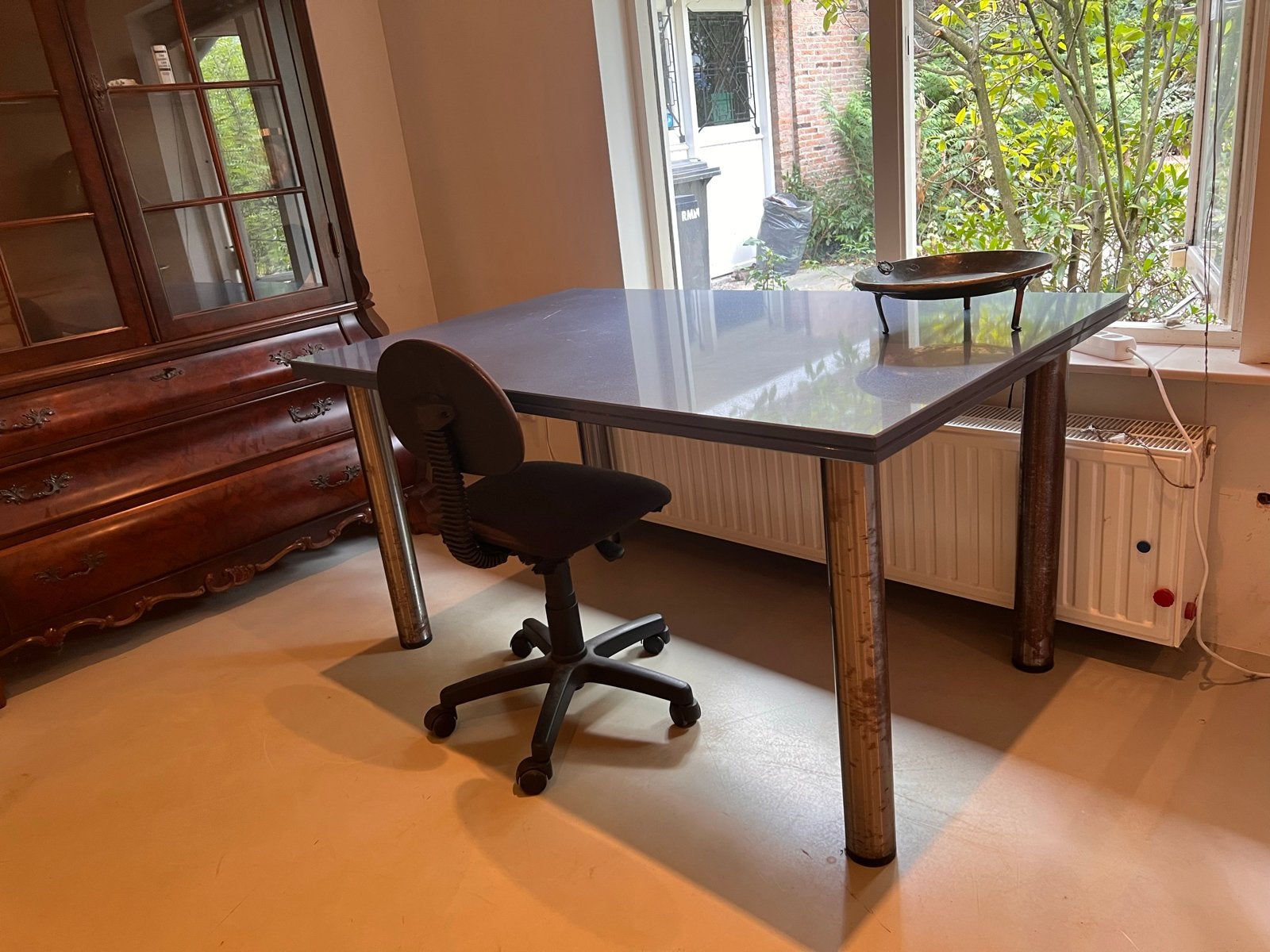 Gratis: Oerdegelijke tafel met caesarstone blad, Ophalen, Gebruikt, 50 tot 100 cm, Vijf personen of meer