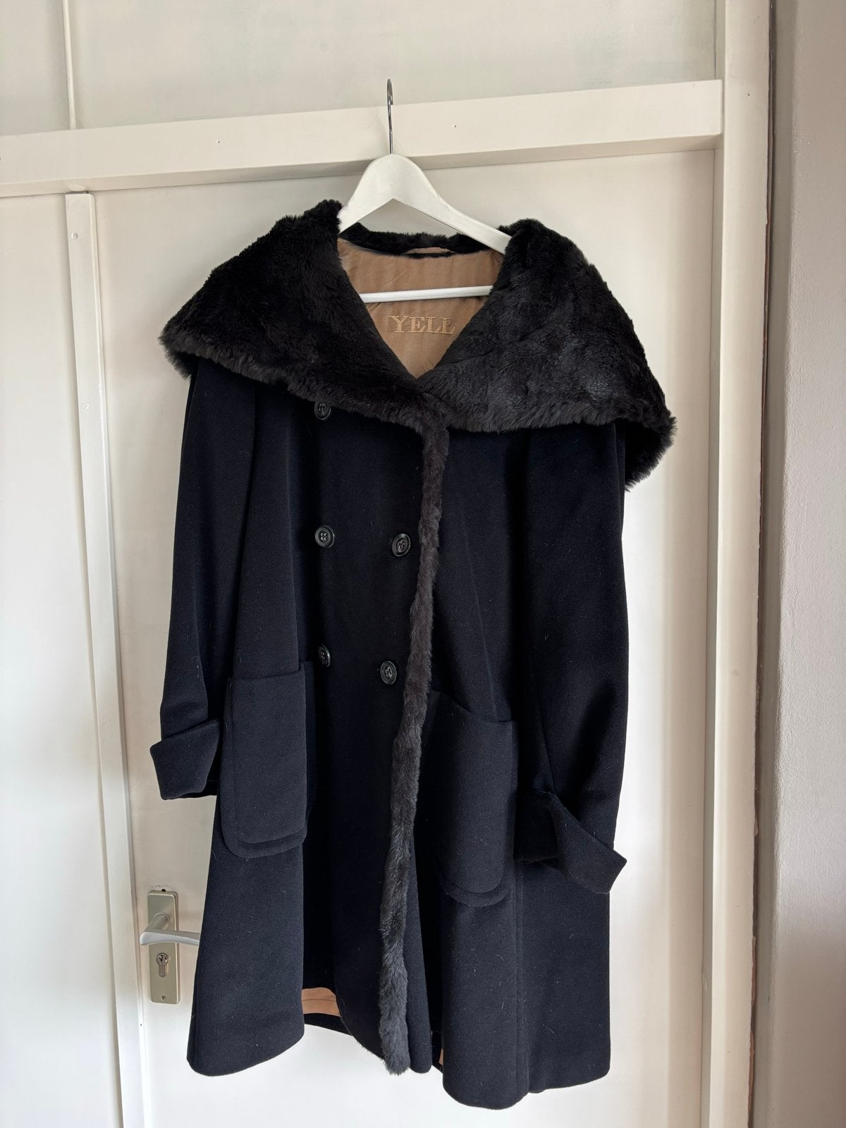 Sjieke dames mantel van wol, kasjmier en angora met bont, Ophalen of Verzenden, Zo goed als nieuw, Zwart