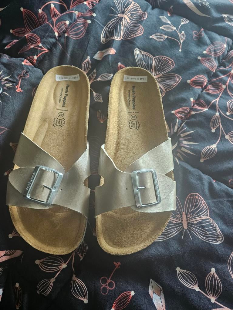Te koop slippers maat 39 goudkleurig, Kleding | Dames, Schoenen, Ophalen of Verzenden, Nieuw, Overige kleuren