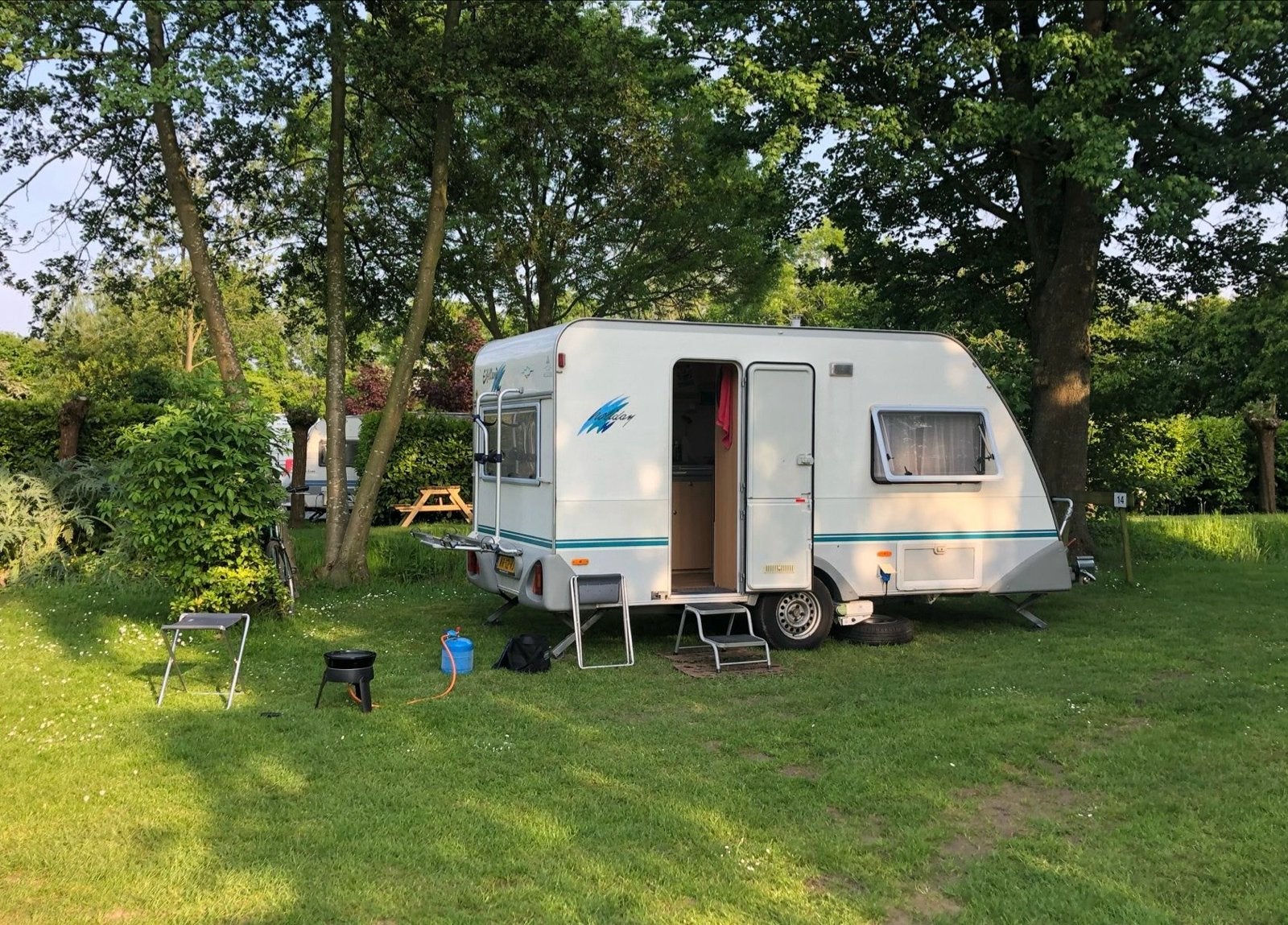 Fijne Eiffelland Holiday caravan (Knaus), Caravans en Kamperen, Caravans, Particulier, tot en met 2, 750 - 1000 kg, Rondzit, Eifelland