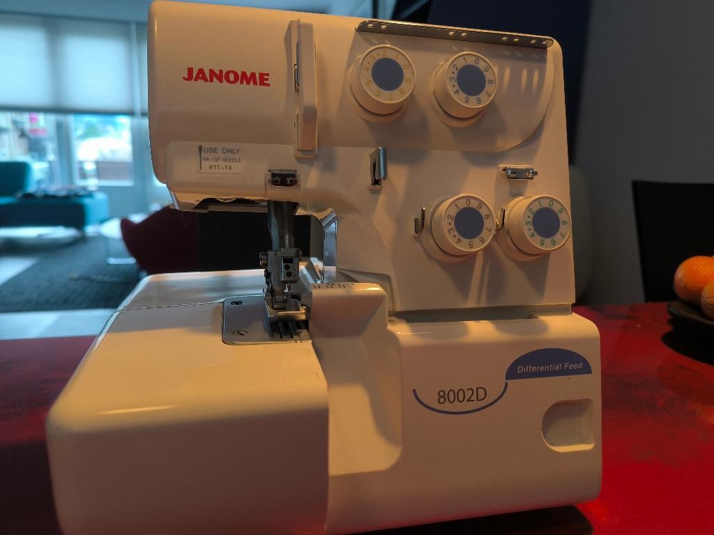Janome 8002D lockmachine met veel toebehoren, Hobby en Vrije tijd, Naaimachines en Toebehoren, Zo goed als nieuw, Lockmachine