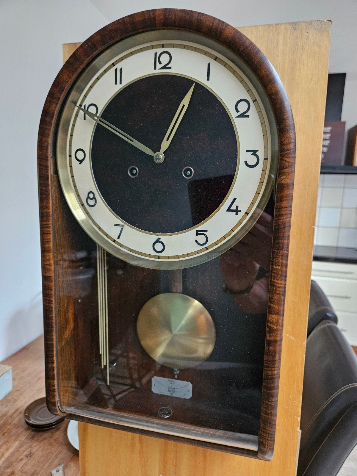 Antieke Junghans wandklok met slinger en opwindsleutel, Ophalen