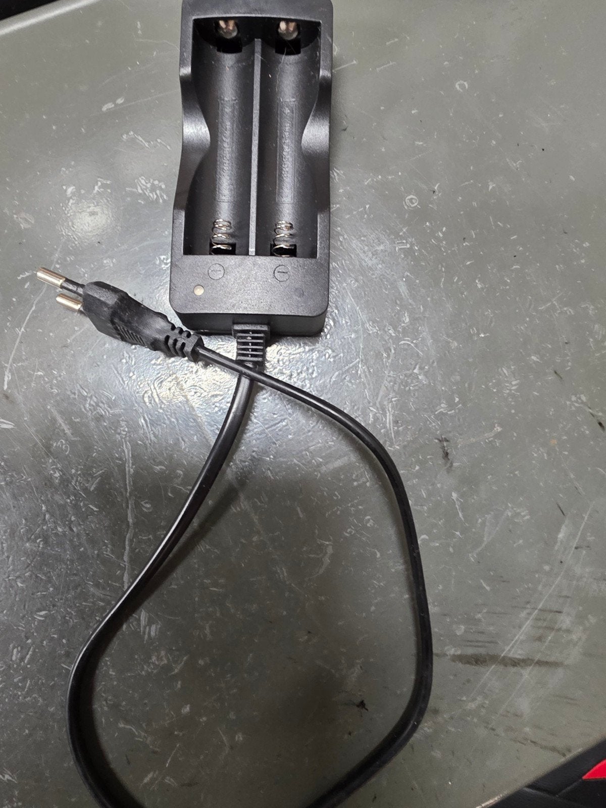 Universele batterijlader voor 18650  batterijen, Ophalen of Verzenden, Zo goed als nieuw