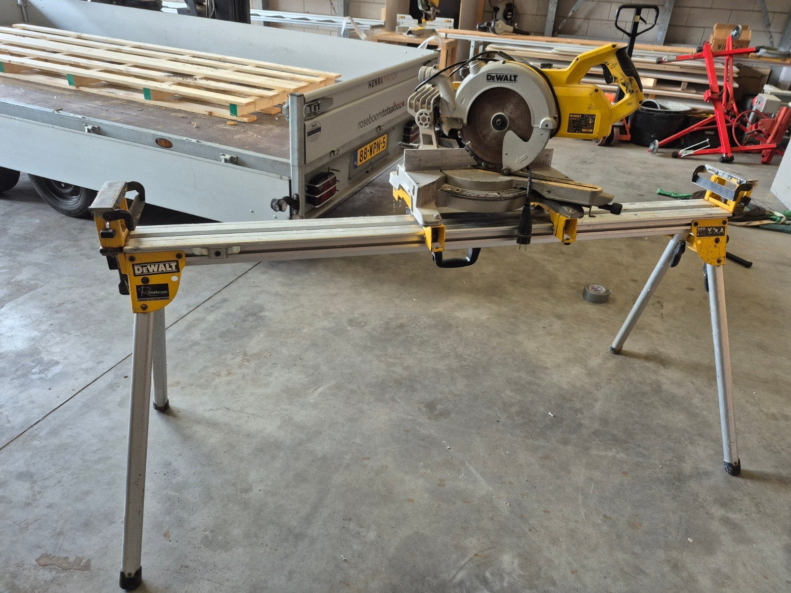 Gebruikte DeWalt afkortzaag DWS778 met 4 zaagbladen, Doe-het-zelf en Verbouw, Gebruikt, DeWalt, 70 mm of meer, Ophalen of Verzenden