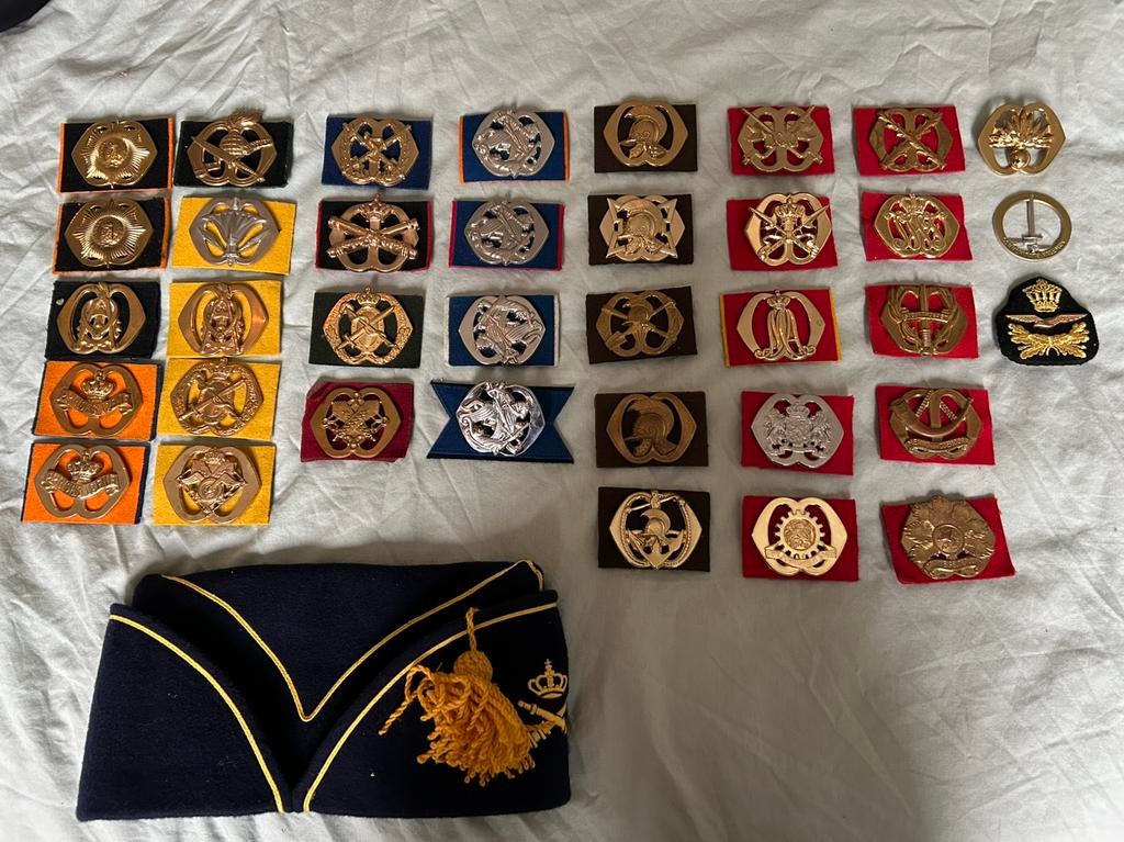37x Baret emblemen en kwartiersmuts, Ophalen of Verzenden, Landmacht, Nederland, Embleem of Badge