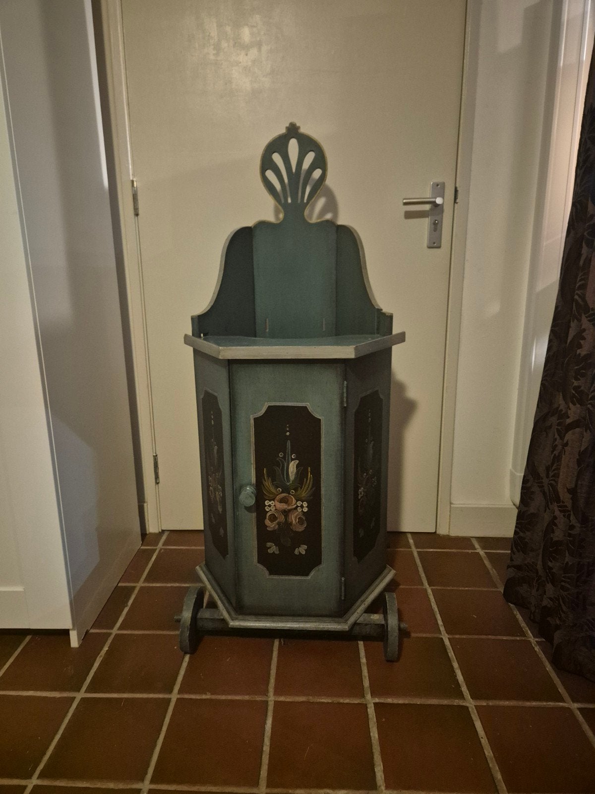 Unieke handgeschilderde houten kast op wielen, Ophalen