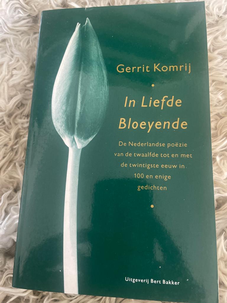 Gerrit Komrij - In Liefde Bloeyende (Poëzie), Ophalen of Verzenden, Gelezen, Eén auteur