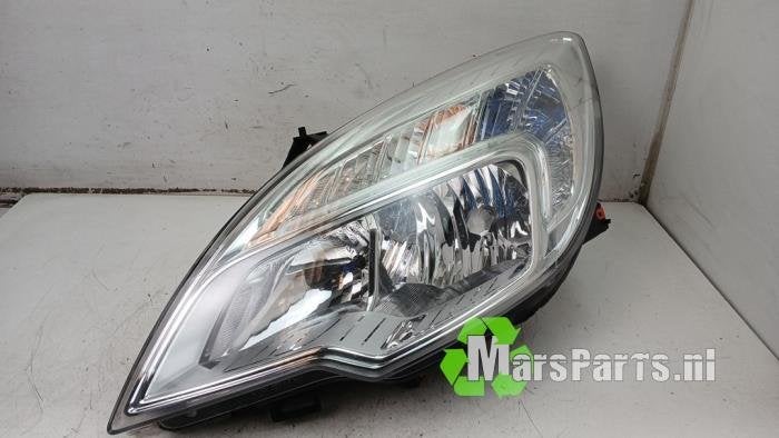 Koplamp links van een Opel Meriva