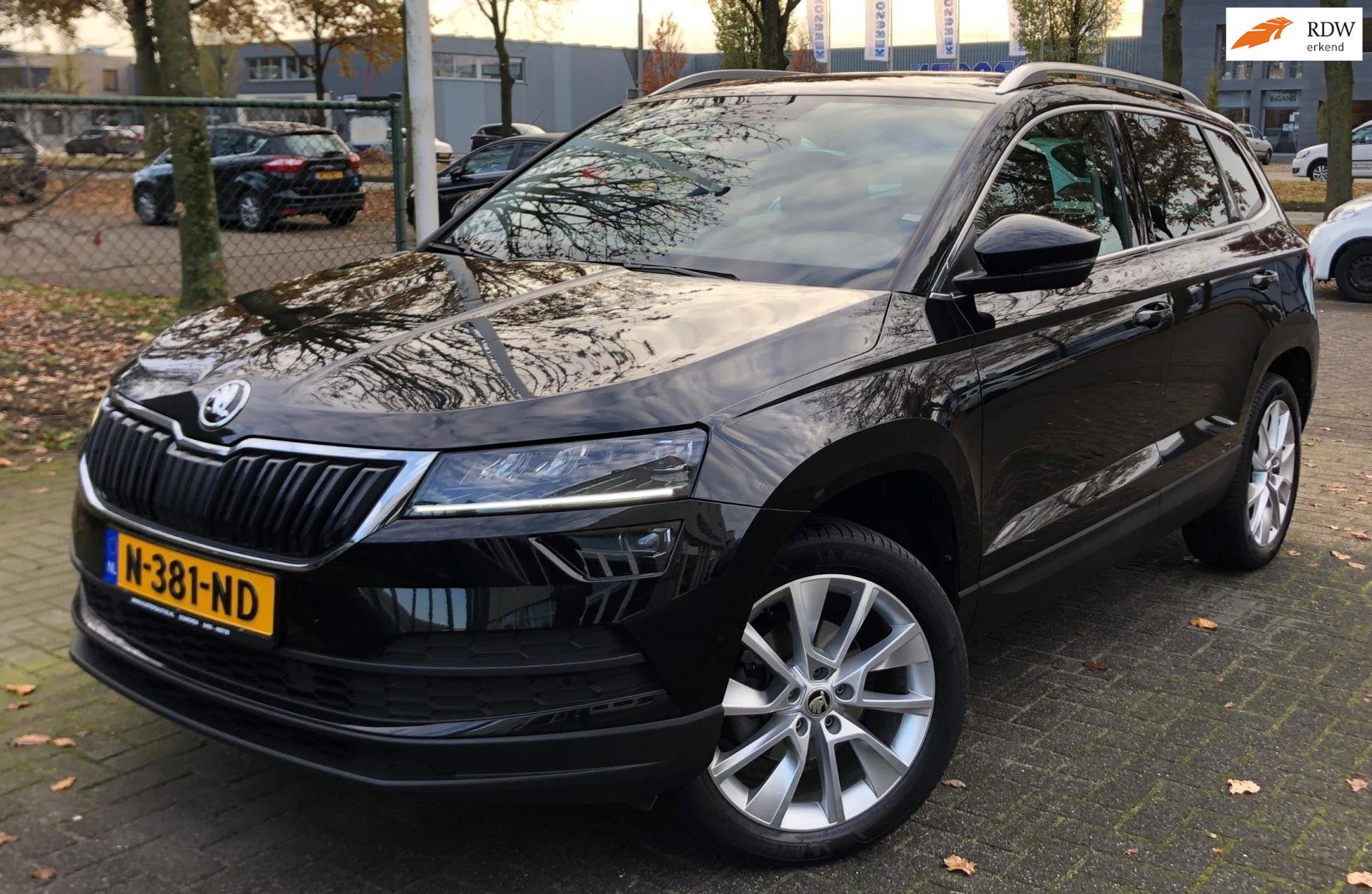 Skoda Karoq 1.5 TSI ACT Style Business Panoramadak Leer Trek, Auto's, 4 cilinders, Zwart, Bedrijf, 690 kg