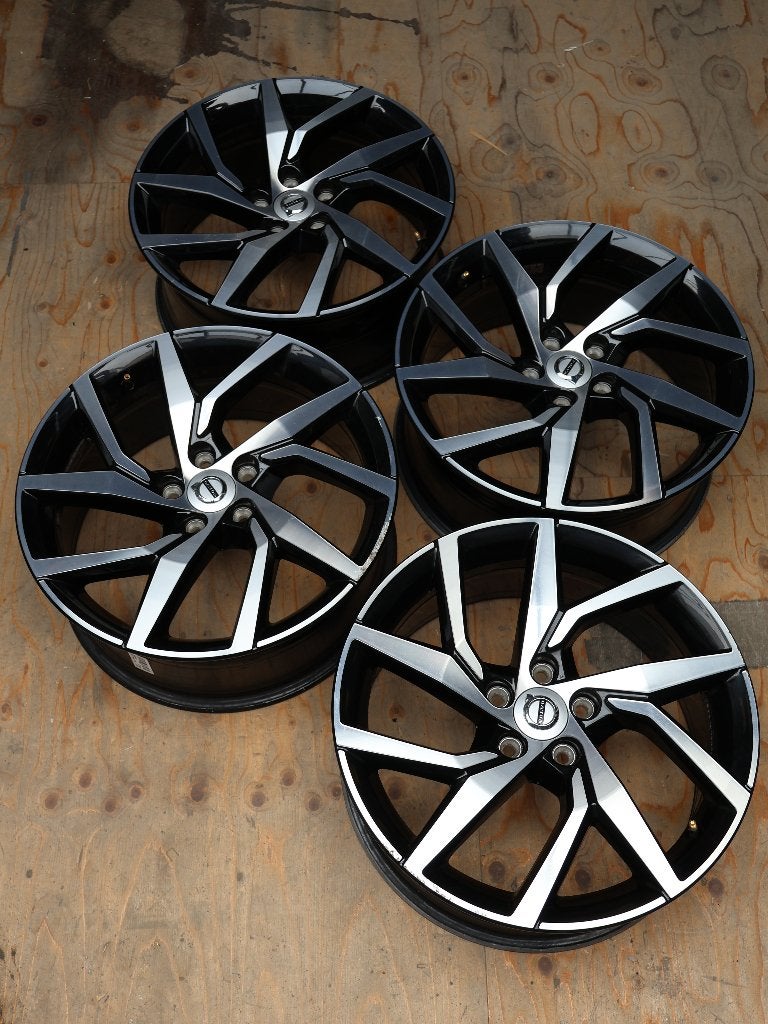 Originele Volvo velgset (32209776) Adv.3, Auto-onderdelen, Banden en Velgen, 18 inch, Gebruikt, *, 235 mm