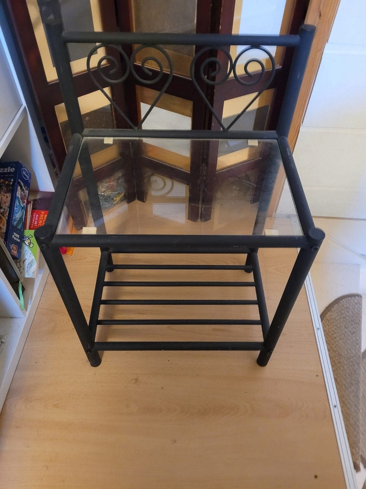 Stijlvol bijzettafeltje met glasplaat en metalen frame, Ophalen, Minder dan 55 cm, Gebruikt, Modern, Functioneel