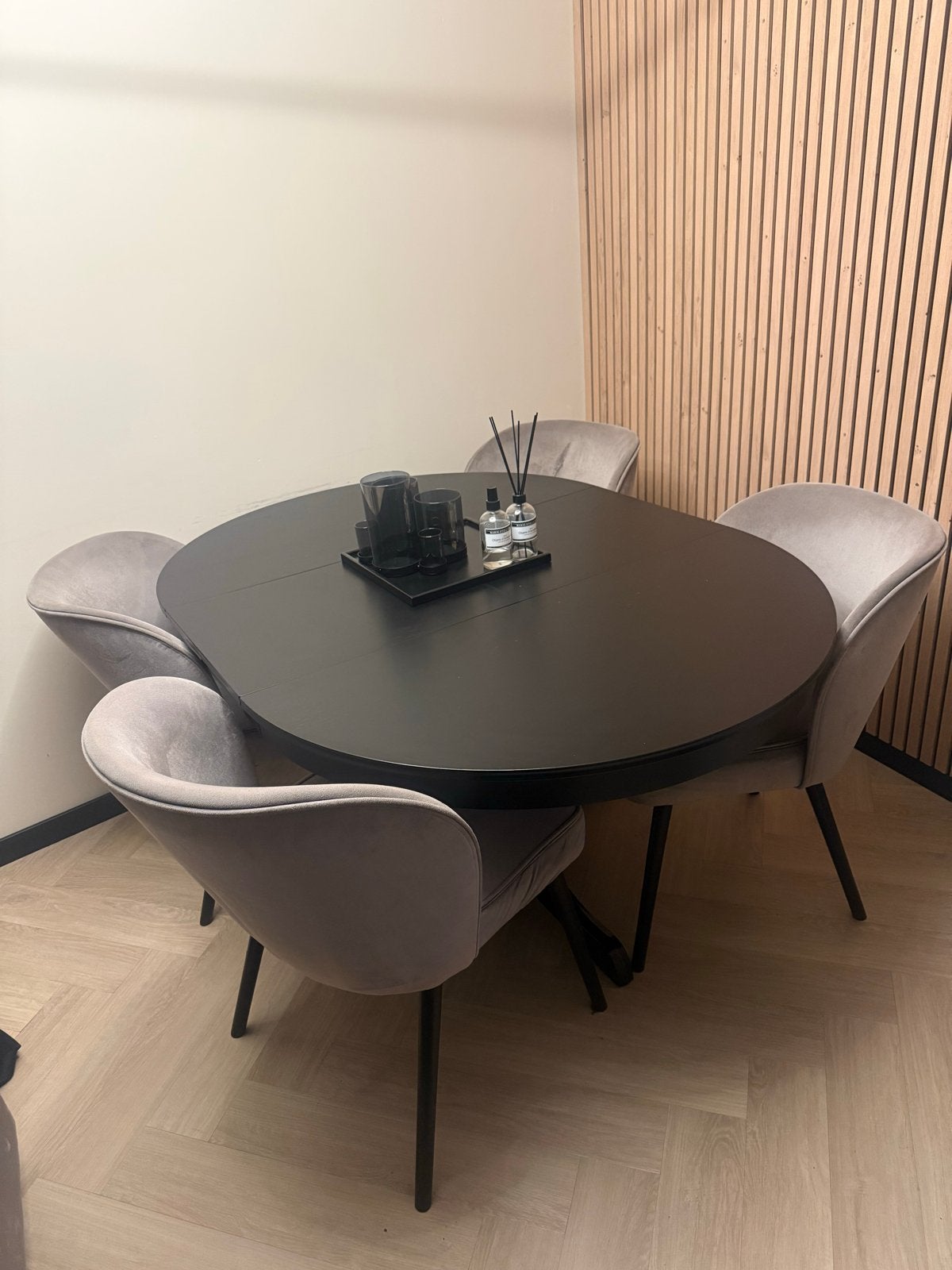 Uitschuifbare ovale eettafel met 4 stoelen, Huis en Inrichting, Tafels | Eettafels, Ophalen, Overige materialen, 100 tot 150 cm