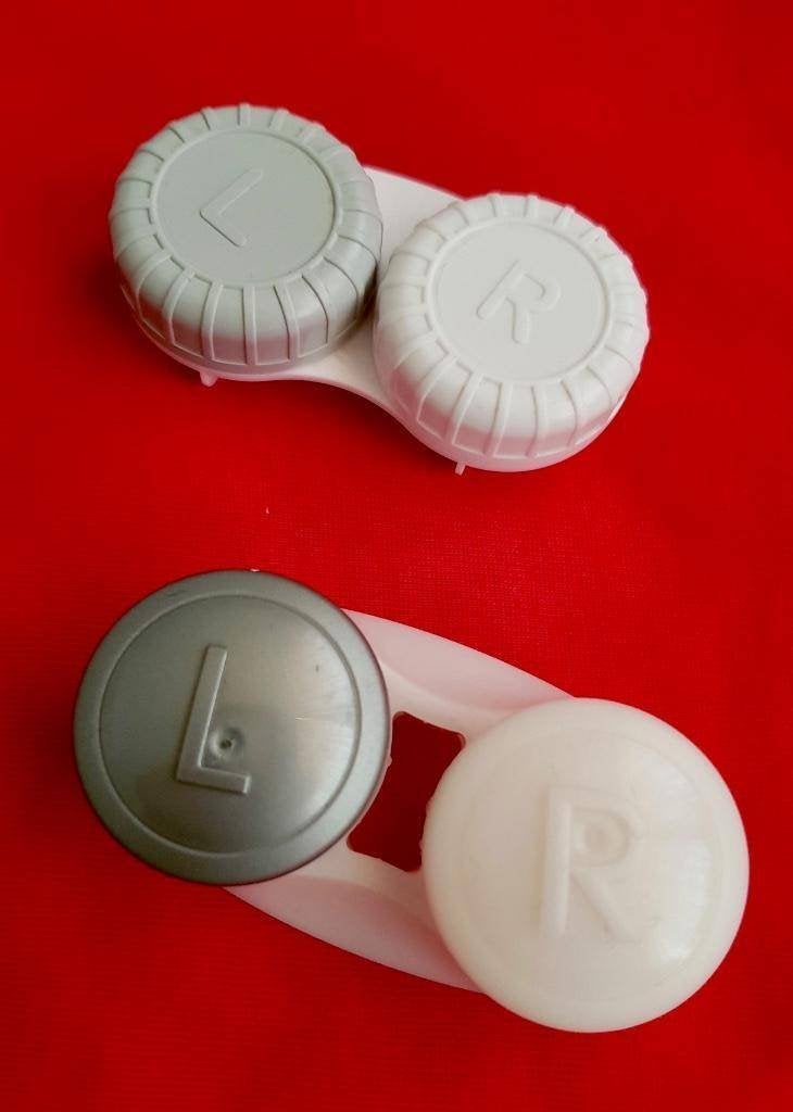 Twee verschillende gebruikte oogcontactlens opberg, Ophalen of Verzenden, Gebruikt, Ogen, Overige typen