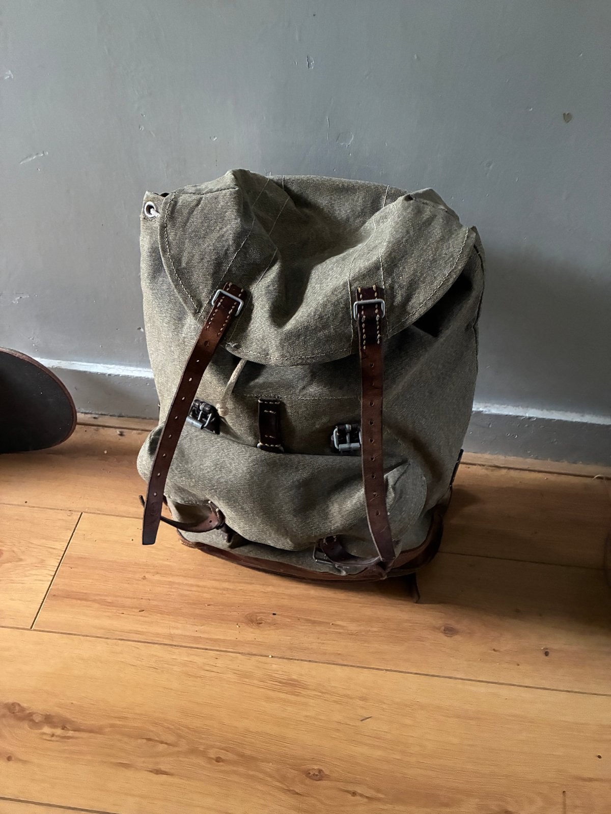 Vintage leger rugzak - Stevige canvas backpack met leer, Gebruikt, 25 tot 40 cm, Ophalen of Verzenden, Trekking