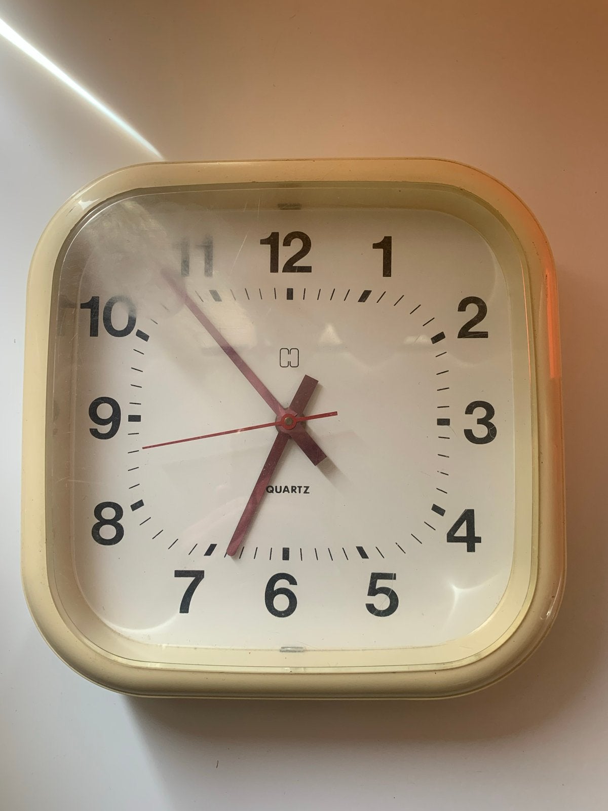Vintage Space Age Klok - Crèmekleurige Wandklok, Huis en Inrichting, Vintage, Analoog, Werkt op batterijen, Ophalen of Verzenden