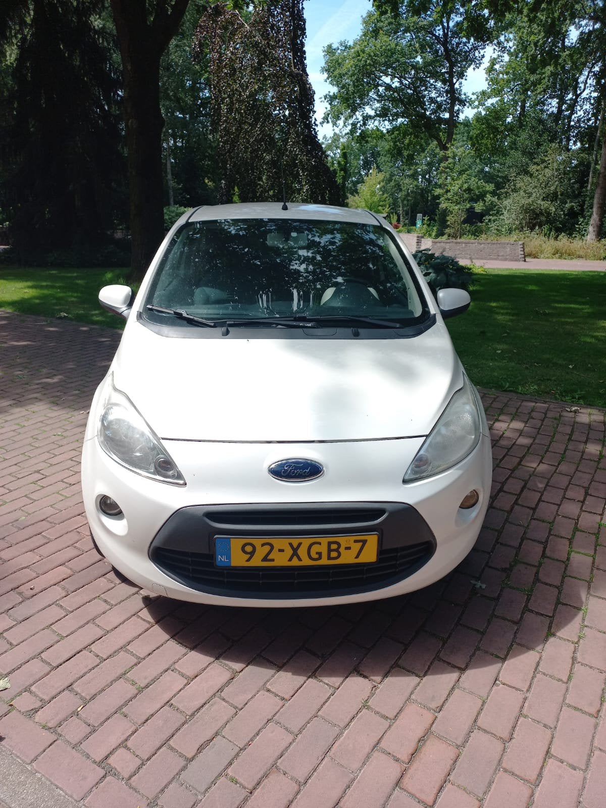 Ford Ka 1.2 69pk titanium 2012  pralemoer Wit airco, Auto's, Voorwielaandrijving, 1242 cc, 4 cilinders, 4 stoelen