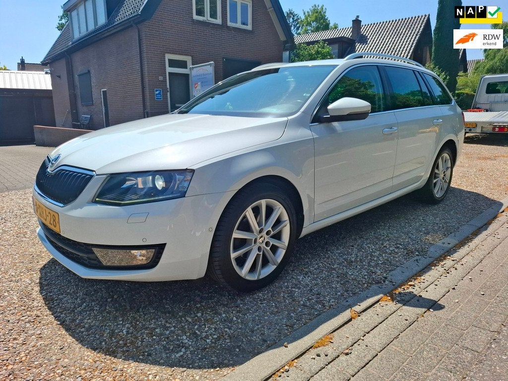 Skoda Octavia Combi 1.2 TSI Businessline xenon PDC stoelverw, Auto's, Skoda, Euro 5, Gebruikt, 4 cilinders, Wit