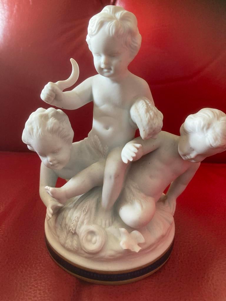 Vintage Biscuitporseleinen Beeldje: Drie Spelende Putti, Ophalen of Verzenden, Gebruikt, Mens