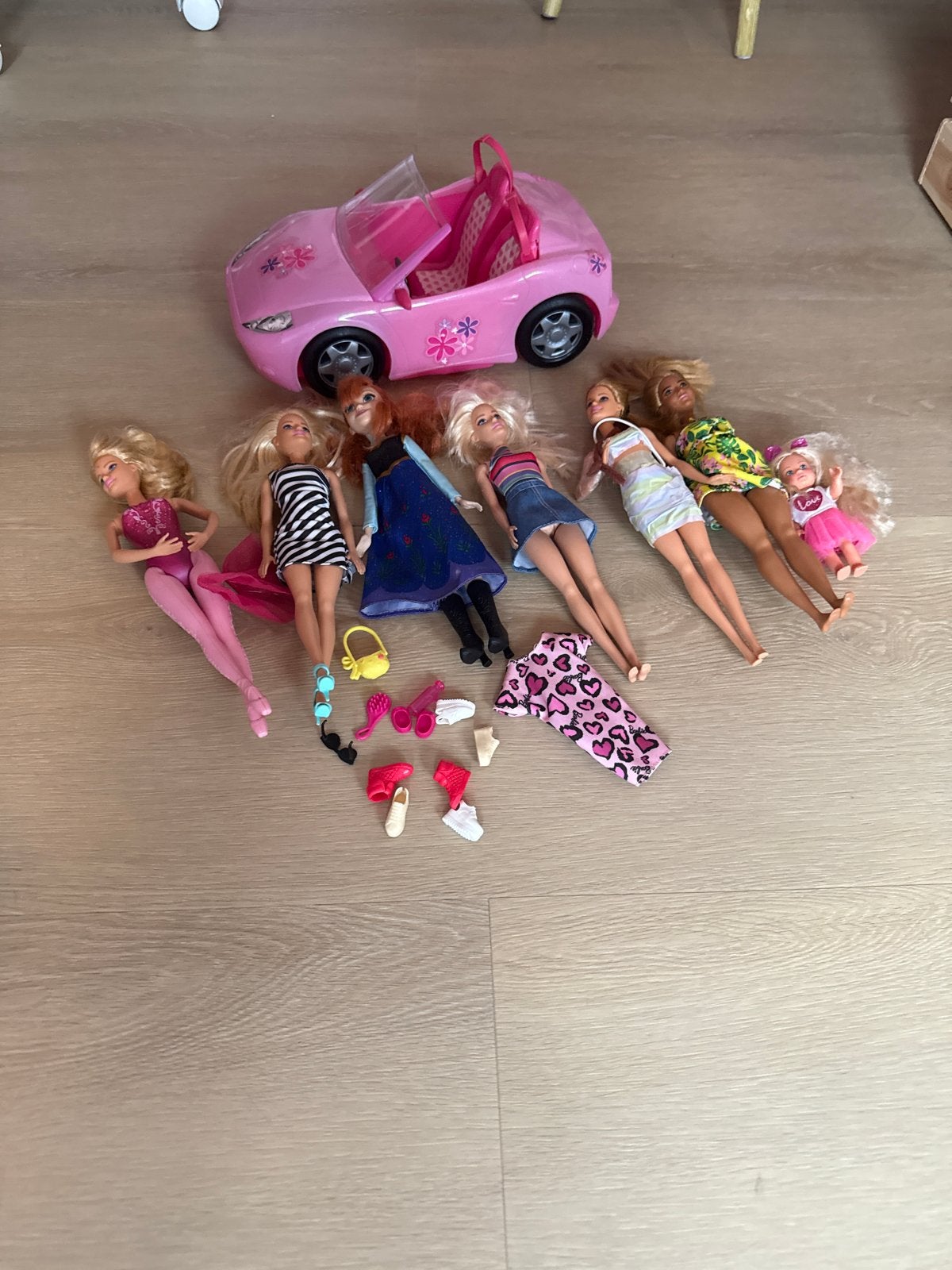 Barbies en Barbie-auto met accessoires, Ophalen, Gebruikt, Barbie