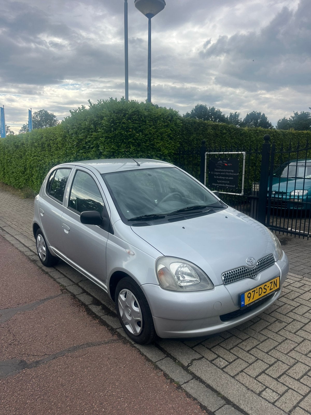 Toyota Yaris 1.0 16V Vvti 5DR SOL 1999 Grijs top staat, Auto's, Voorwielaandrijving, Zwart, 4 cilinders, 400 kg