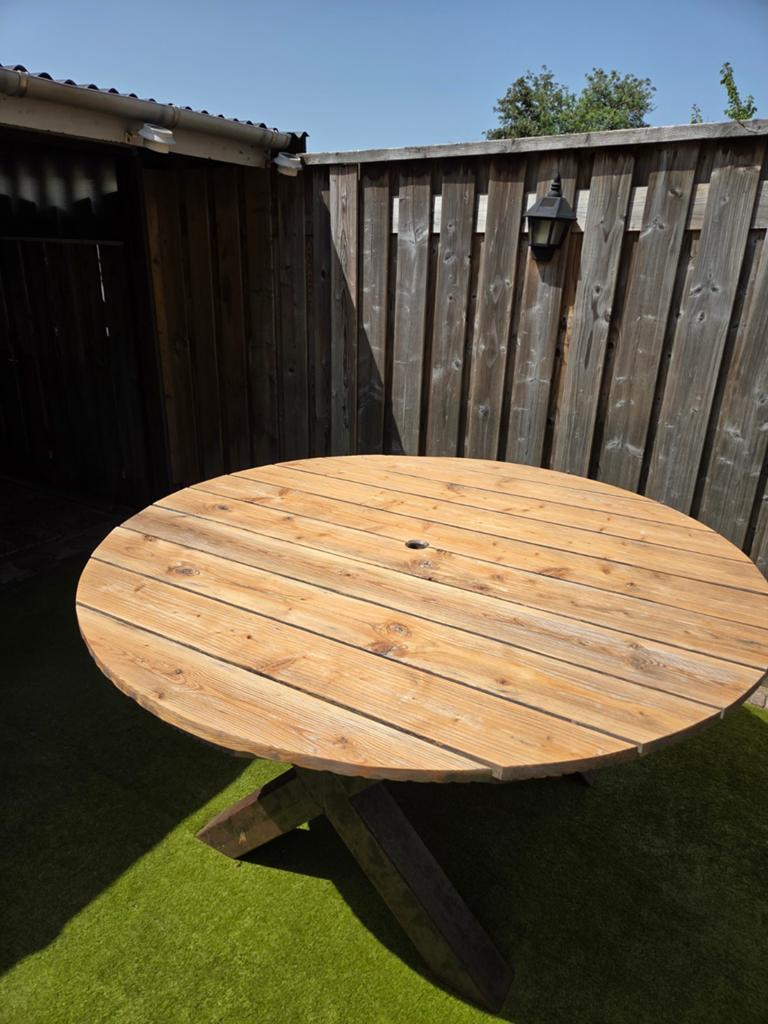 Zware ronde tuintafel met ijzeren poten - 150cm, Ophalen of Verzenden, Gebruikt, Rond, Hout