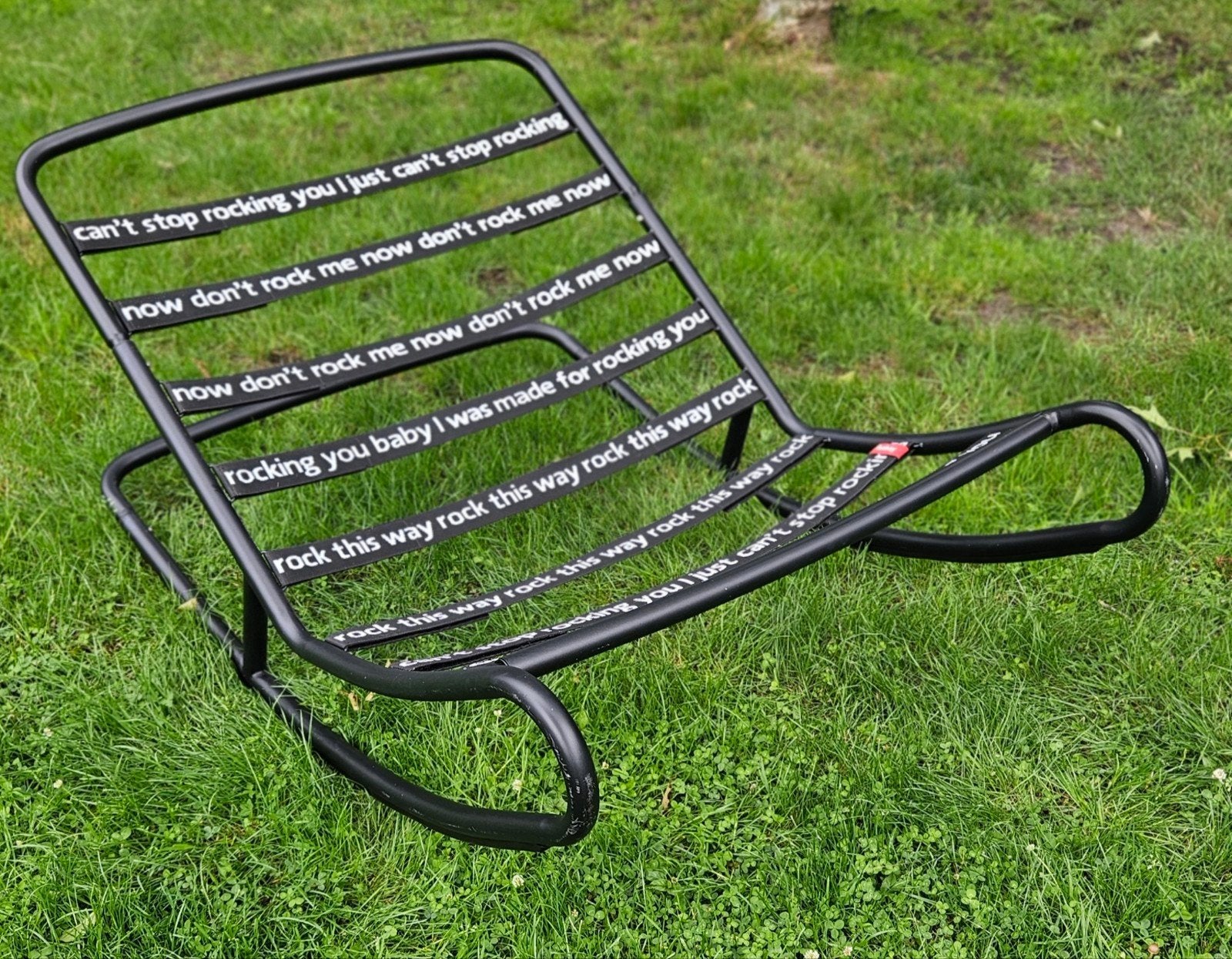 Unieke Rocking Chair met Tekst - Zwart Metaal, Huis en Inrichting, Ophalen, Gebruikt, Zwart, Stof