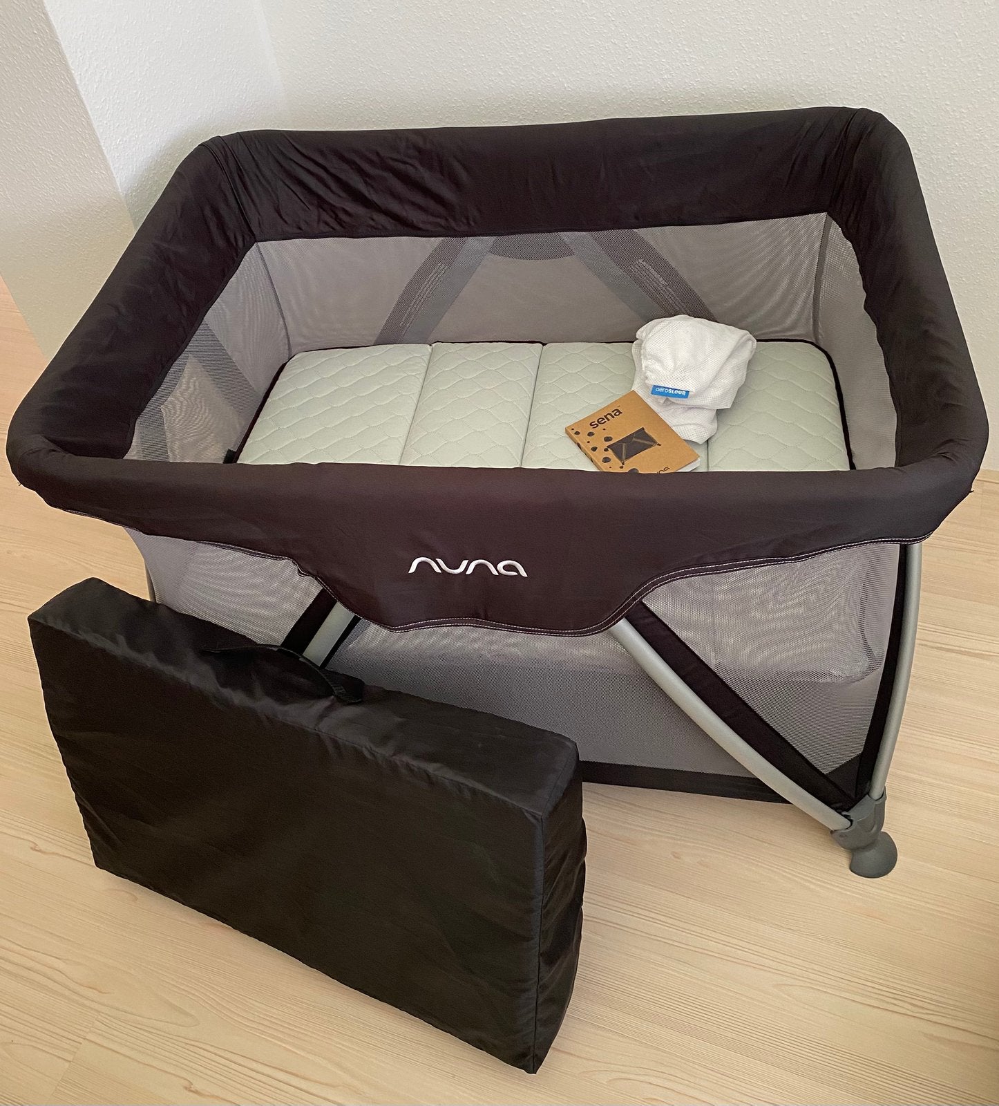 Nuna Sena campingbedje, incl. verhoger, Kinderen en Baby's, Babywiegjes en Ledikanten, Ophalen, Zo goed als nieuw, Reisbedje