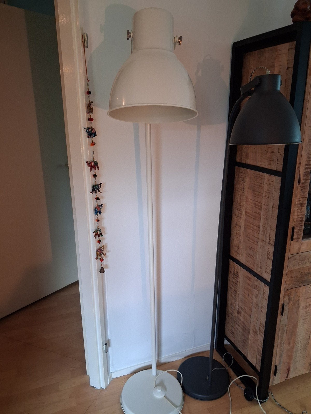 Witte vloerlamp met grote kap Hektar ikea, Huis en Inrichting, Lampen | Vloerlampen, Ophalen