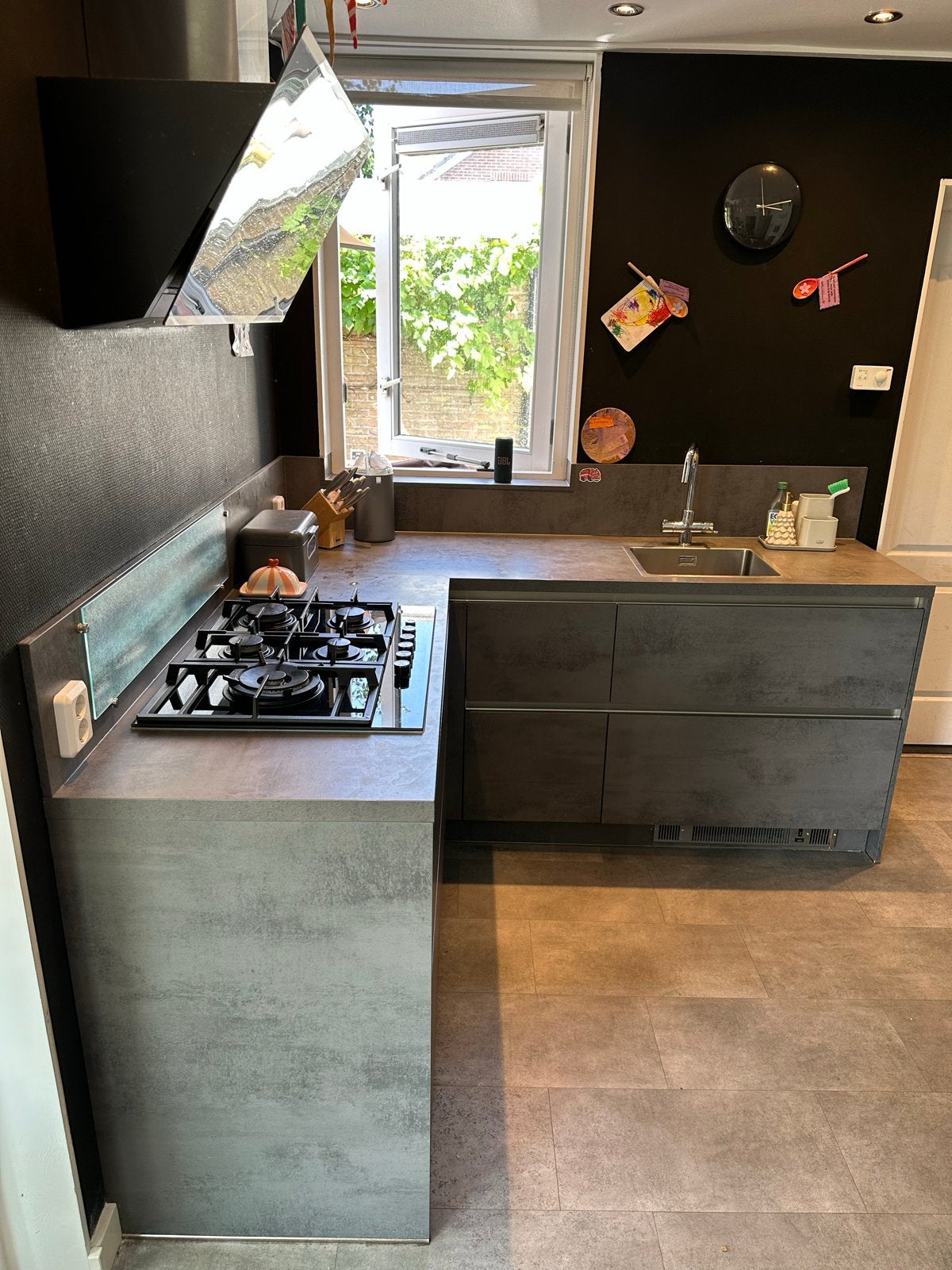 Moderne hoekkeuken met inbouwapparatuur, Ophalen, Gebruikt, Hoekkeuken, Grijs