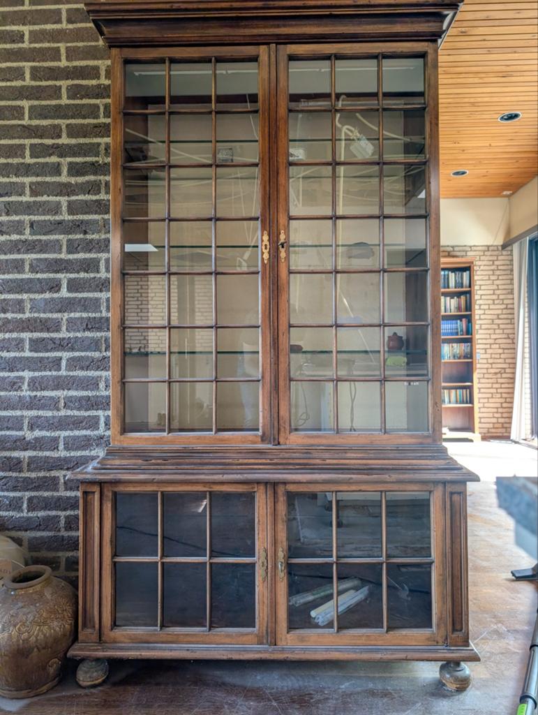 Antieke houten vitrinekast met glazen deuren, Ophalen of Verzenden