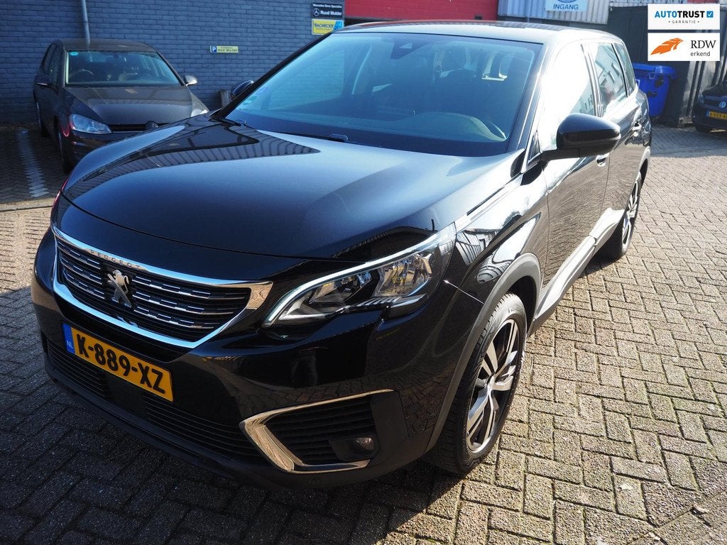 Peugeot 5008 1.2 PureTech Active Nieuwe distributieriem ! ., Auto's, Peugeot, Gebruikt, 1199 cc, 7 stoelen, Zwart