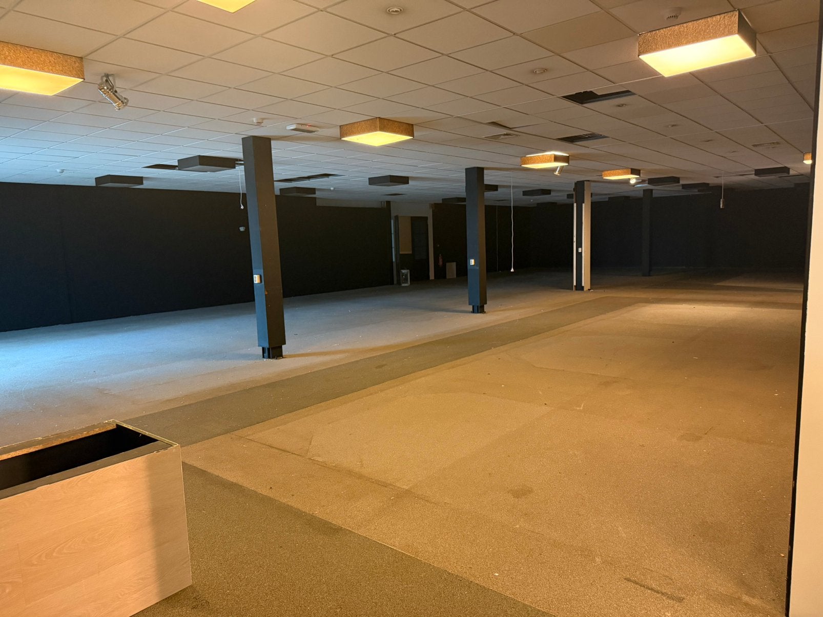 1400m2 brandwerend systeemplafond., Ophalen, Zo goed als nieuw