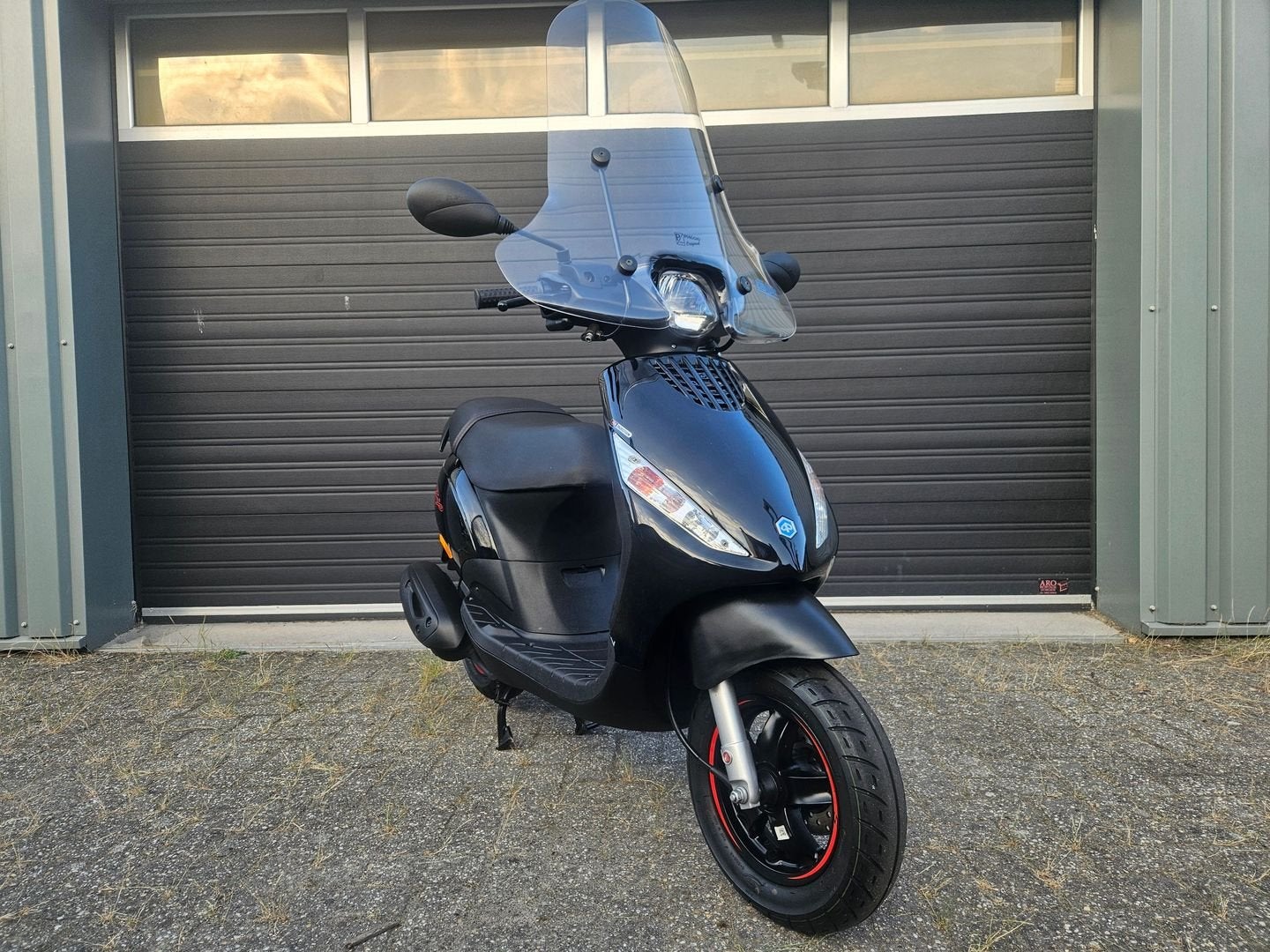 PIAGGIO ZIP 4T E4 SNOR BJ 2022 ZWART 4053KM WINDSCHERM ORG!, Fietsen en Brommers, Snorfietsen en Snorscooters, Zo goed als nieuw