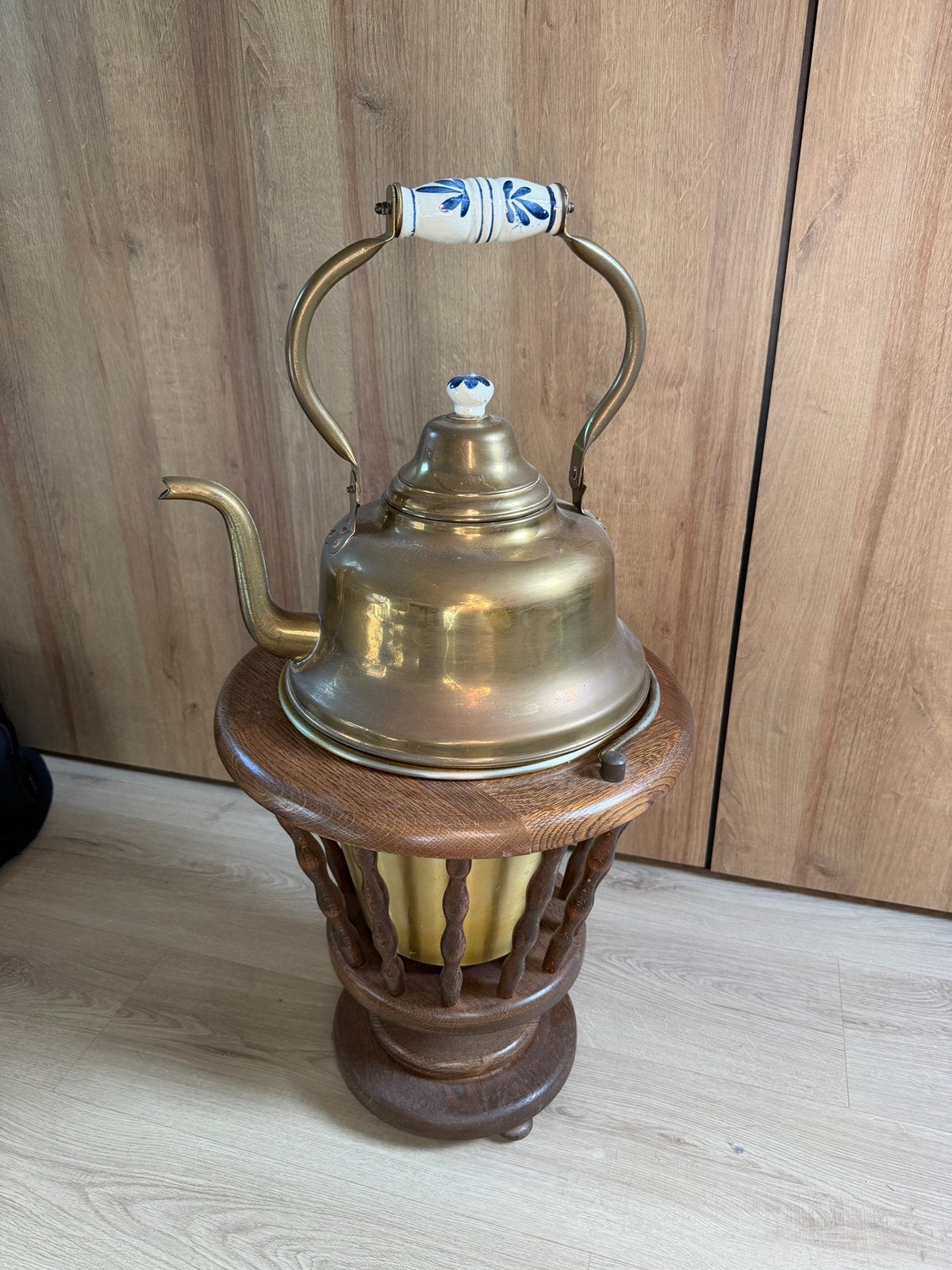 Vintage houten theestoof met ketel en Delftsblauwe details, Antiek en Kunst, Ophalen