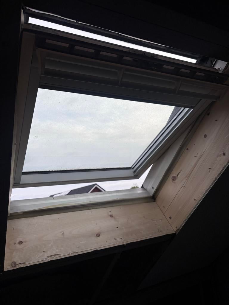 Velux GGL PK04 houten tuimeldakraam met verduistering, Ophalen, Gebruikt, Minder dan 80 cm, 80 tot 120 cm