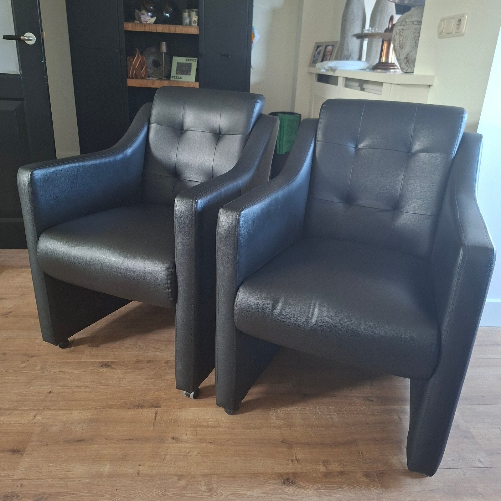 Zwarte kunstleren eetkamerstoelen op wieltjes (6 stuks), Huis en Inrichting, Stoelen, Ophalen, Zwart, Zo goed als nieuw, Leer