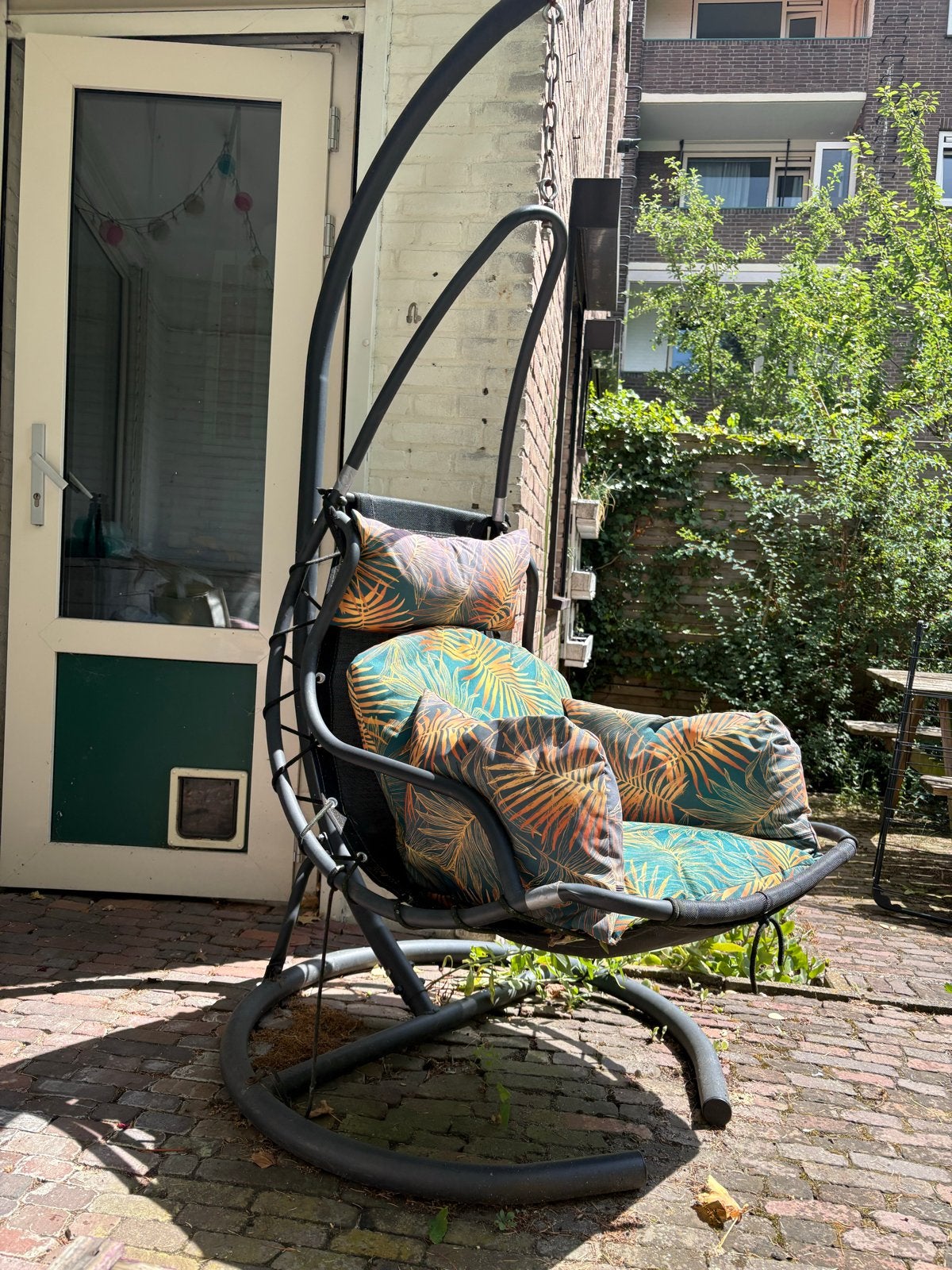 Comfortabele hangstoel met kussens voor buiten, Tuin en Terras, Tuinstoelen, Ophalen, Gebruikt, Metaal