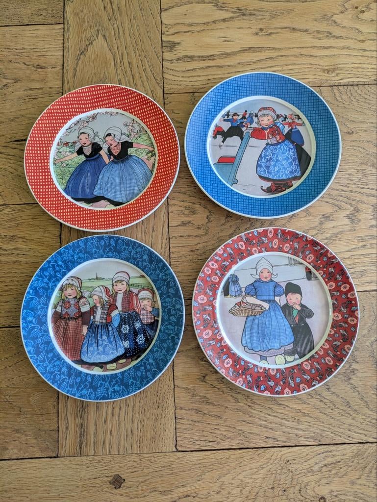 Vier gebaksbordjes Rie Cramer - klederdrachten - voor DE, Huis en Inrichting, Keuken | Servies, Ophalen of Verzenden, Zo goed als nieuw