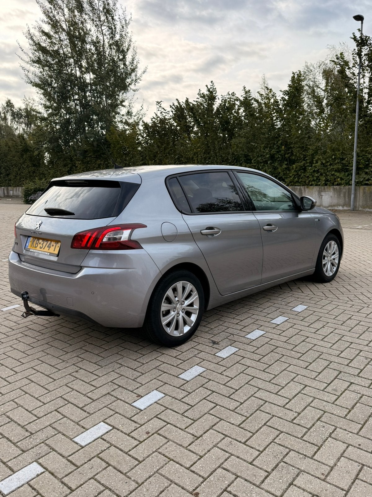 Foto 6 van Peugeot 308 1.2E-THP 81/110 5-D 2016 Grijs CARPLAY PANO