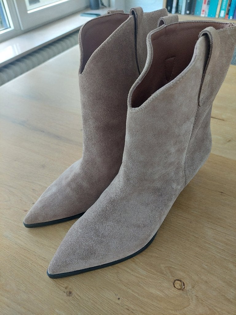 Suede enkellaarsjes Isabel Bernard, Kleding | Dames, Beige, Lage of Enkellaarzen, Ophalen of Verzenden, Zo goed als nieuw