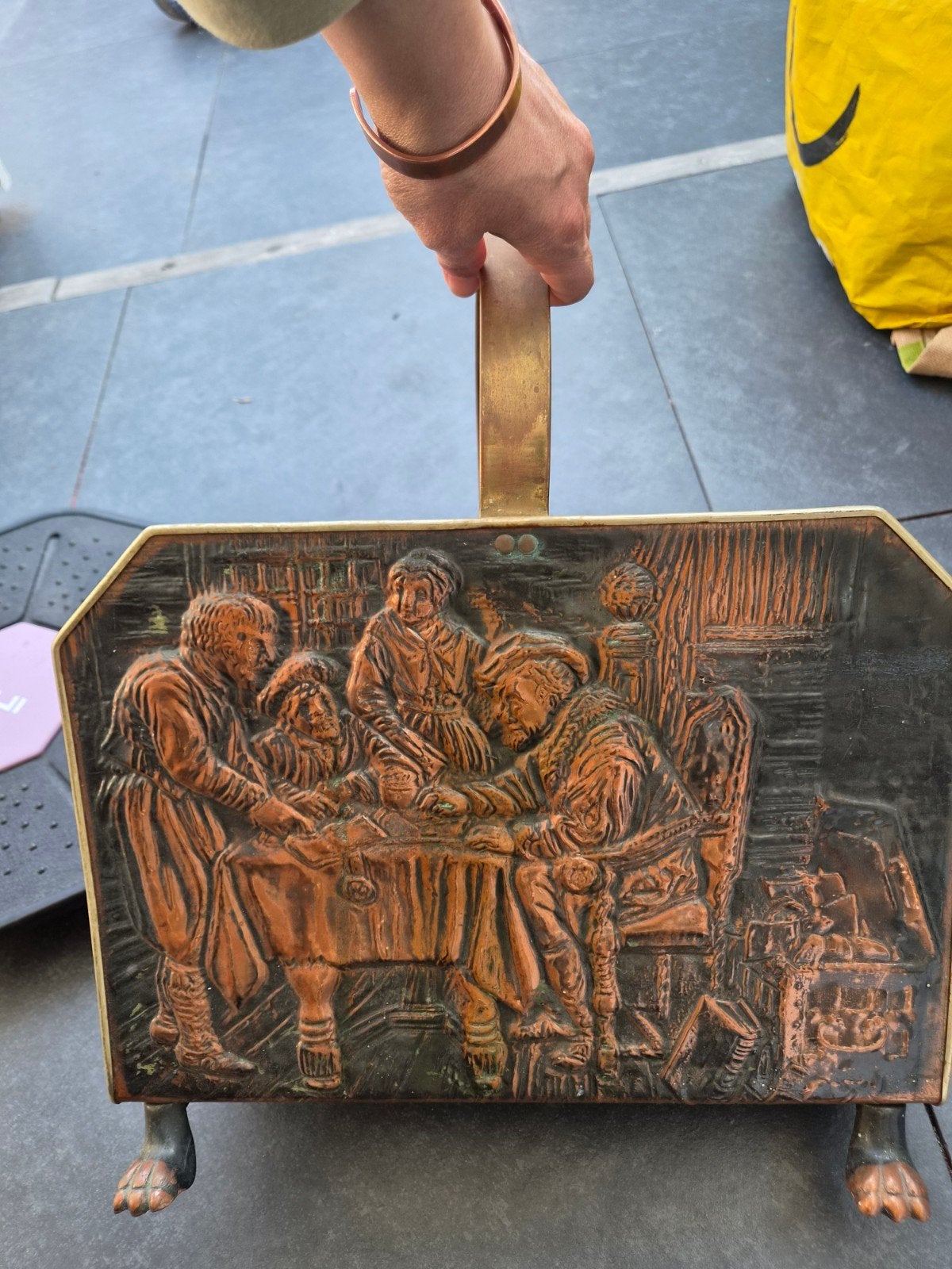 Antieke koperen haardhoutbak met reliëf, Antiek en Kunst, Ophalen of Verzenden