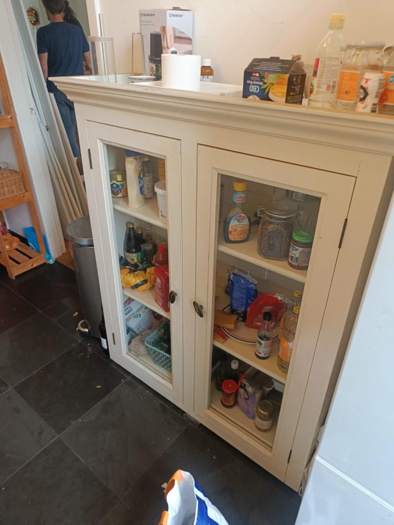 Gebroken witte salonkast / buffetkast / glazenkast, Huis en Inrichting, Kasten | Buffetkasten, Ophalen, Gebruikt, 25 tot 50 cm