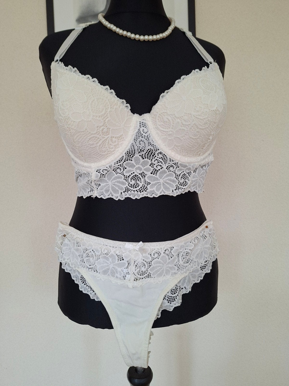 Prachtige crème  kanten lingerie set BH 90B string  maat S, Onbekend, Ophalen of Verzenden, Wit, Setje