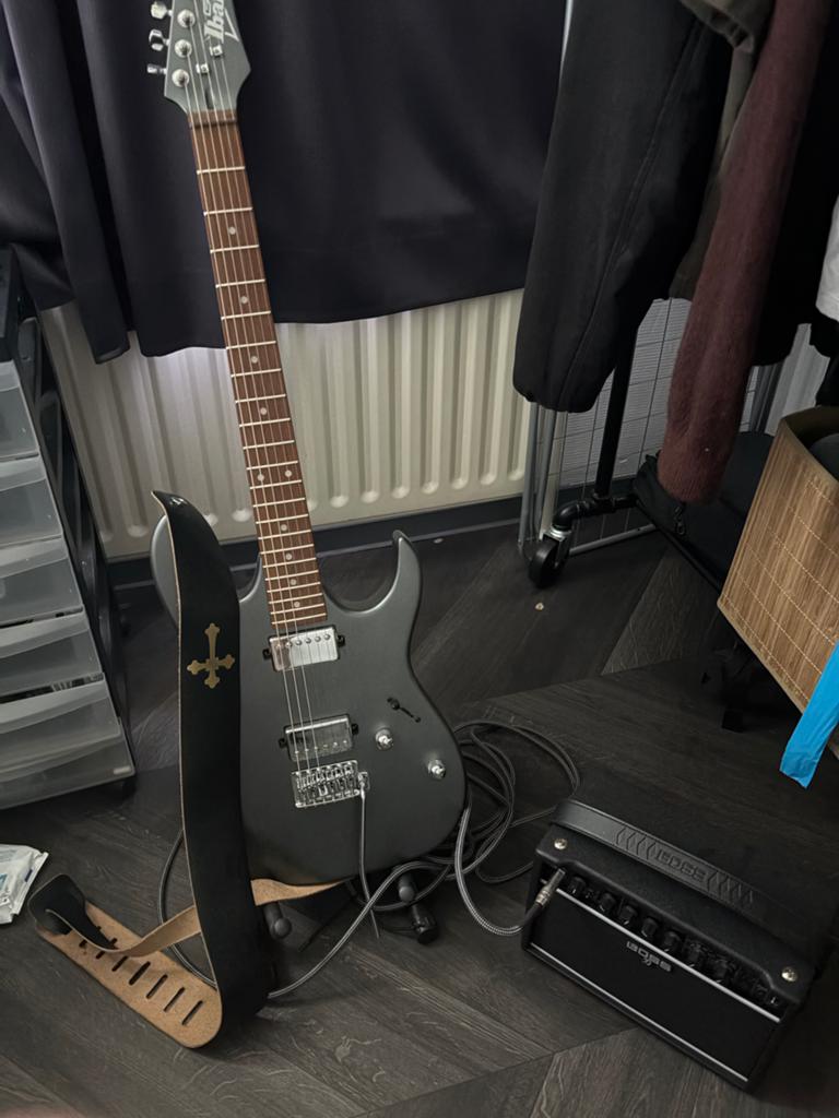 Ibanez elektrische gitaar met Boss Katana Mini versterker, Muziek en Instrumenten, Ibanez, Met versterker, Ophalen of Verzenden