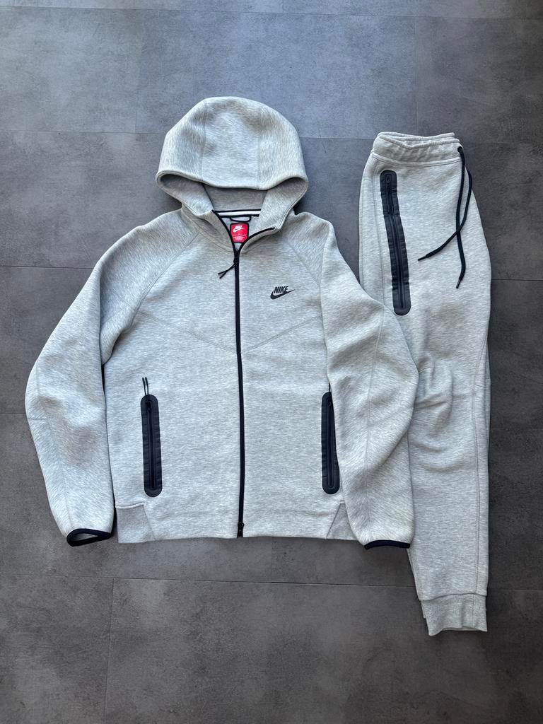 Nike Tech Fleece Pak | Topstaat | Maat M | Grijs, Zo goed als nieuw, Grijs, Algemeen, Verzenden