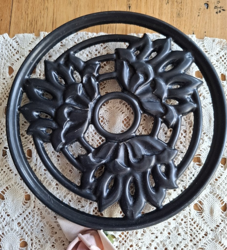 Vintage Franse zwart gietijzeren onderzetter, lotus bloemen, Ophalen of Verzenden