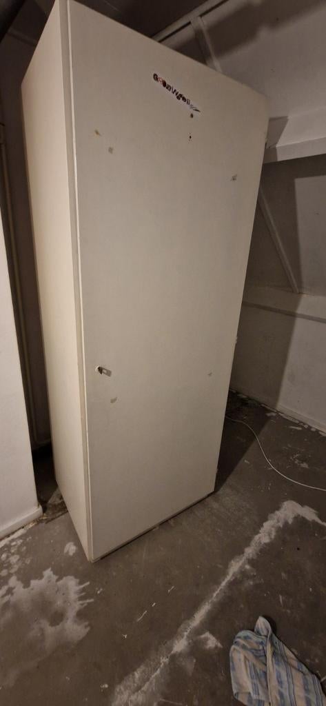 Kledingkast gratis af te halen, Huis en Inrichting, 200 cm of meer, Functioneel, Overige houtsoorten, 50 tot 75 cm