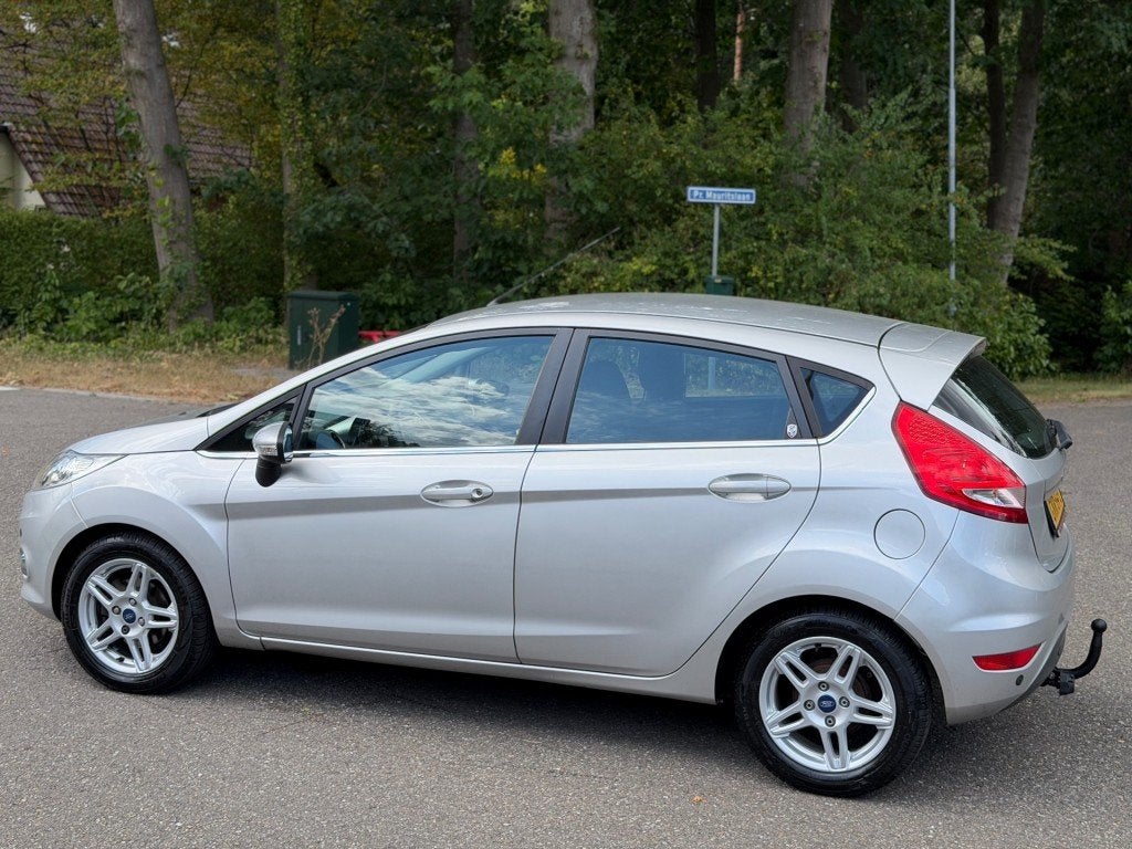 Ford FIESTA 1.6 Ghia - 5 Drs - Clima - PDC - Trekhaak !!!, Auto's, Voorwielaandrijving, 1596 cc, Gebruikt, Bedrijf