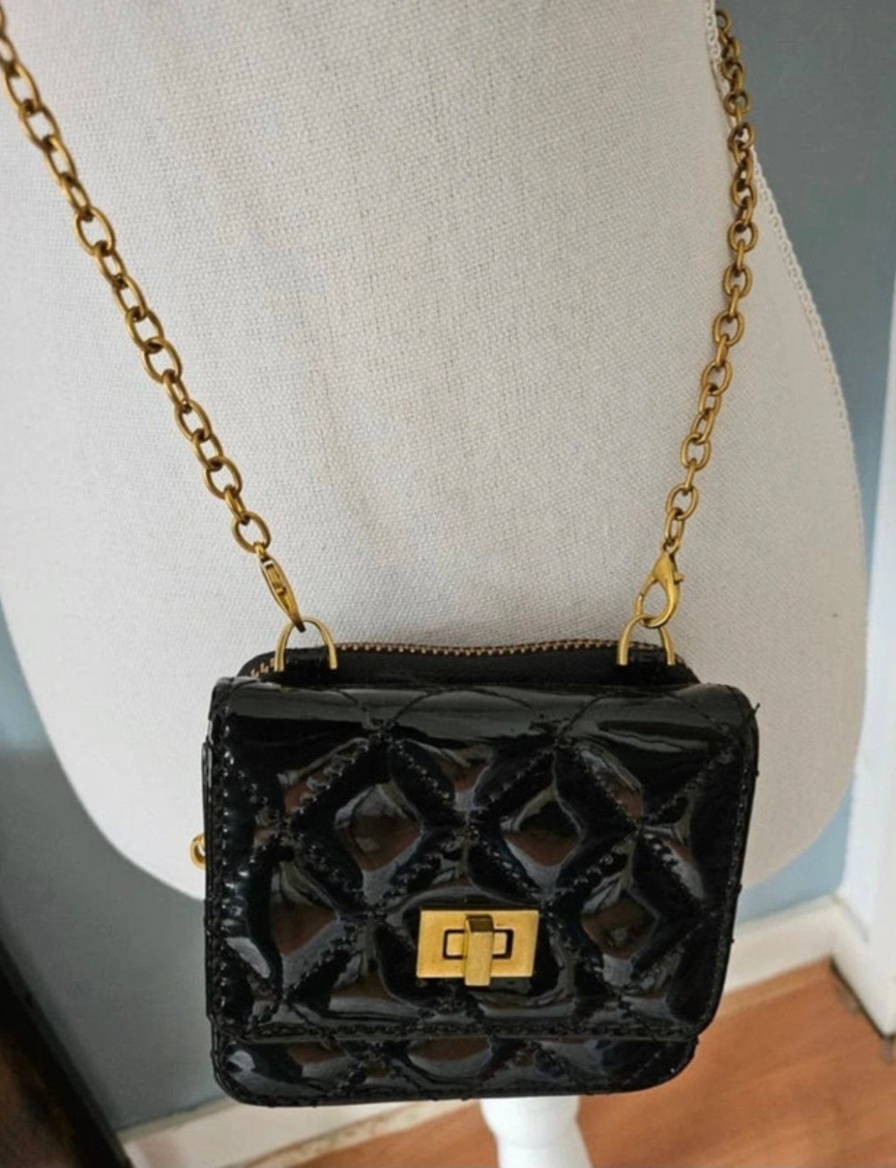 Leuk klein zwart laktasje met gouden ketting schouderband, Ophalen of Verzenden, Zo goed als nieuw, Zwart, Schoudertasje